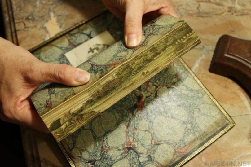 Что скрывают картины на обрезах старинных книг?