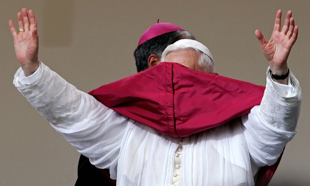 Папа Бенедикт XVI вновь повержен