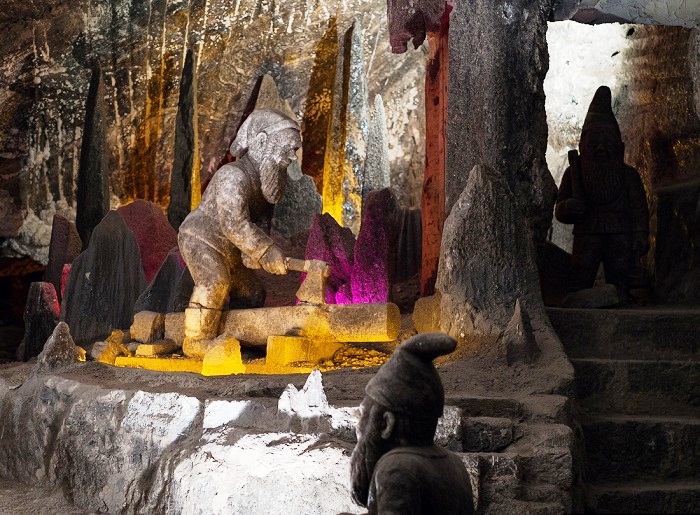 Фигурки соляных гномов встречают гостей шахты (Величка, Польша).