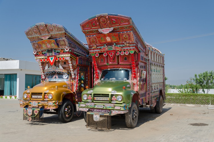 Грузовики-музеи на дорогах Пакистана