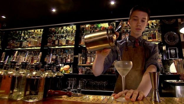Бармен готовит первый в мире коктейль Atomik мартини