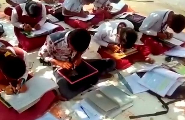 В обычной индийской школе все дети пишут обеими руками