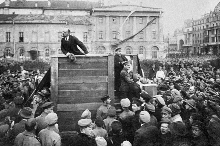 Матросы обратились к советскому правительству с требованием выполнять Конституцию, предоставить те права и свободы, о которых Ленин говорил в 1917 году./Фото: img.rg.ru