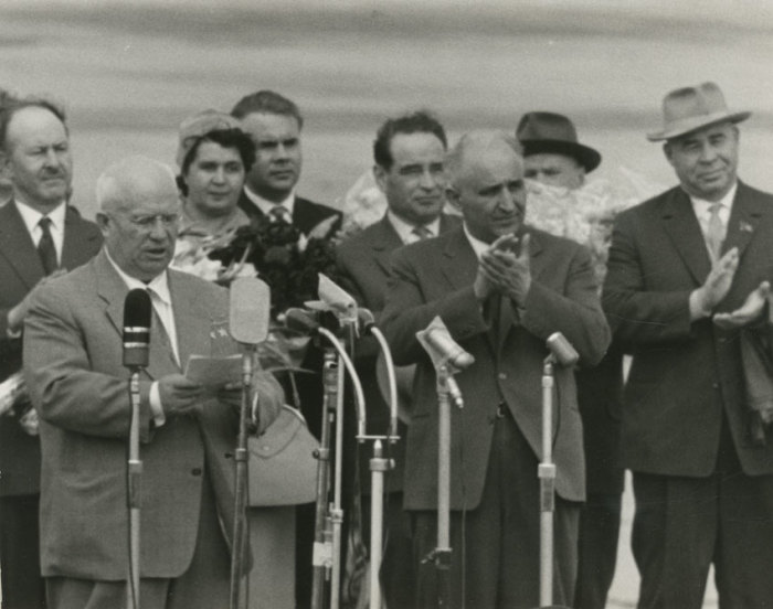 Н. С. Хрущёв (выступает), Т. Живков и П. Шелест на митинге во время визита в Болгарию (октябрь, 1964 год)./Фото: liders.rusarchives.ru