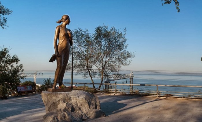 Владивосток. Памятник Екатерине Алексеевой, которую тоже считают героиней песни «Катюша». / Фото: www.blogspot.com