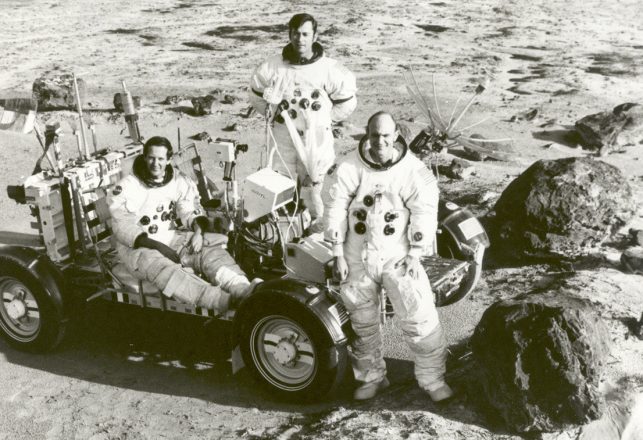 «Мы это делали»: астронавты ответили за экскременты на Луне