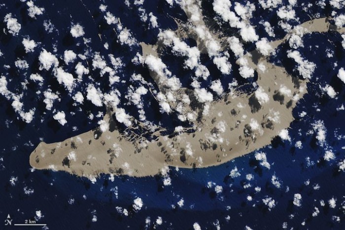 Гигантский "остров" из пемзы обнаружен в Тихом океане