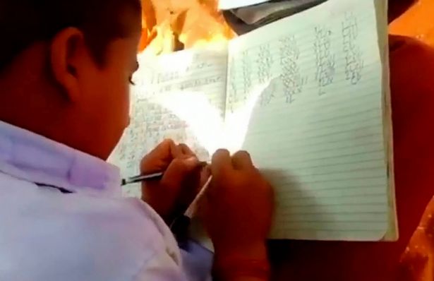 В обычной индийской школе все дети пишут обеими руками
