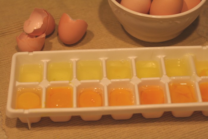 Лучшее место для длительного хранения яиц — морозилка. /Фото: happymoneysaver.com