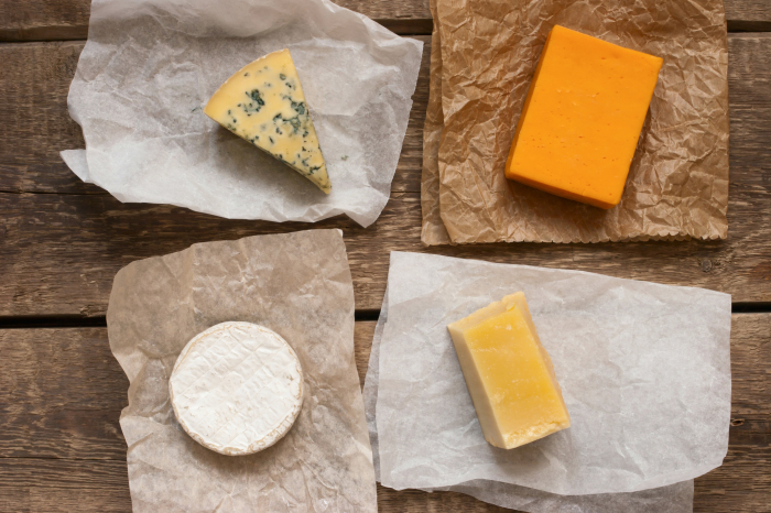 Несмотря на распространенное мнение об обратном, сыр может долго храниться в холодильнике. /Фото: svekrovi.net