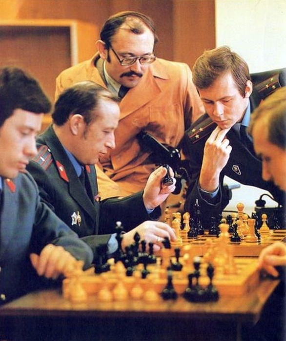 В шахматы играли буквально везде. /Фото: livejournal.com