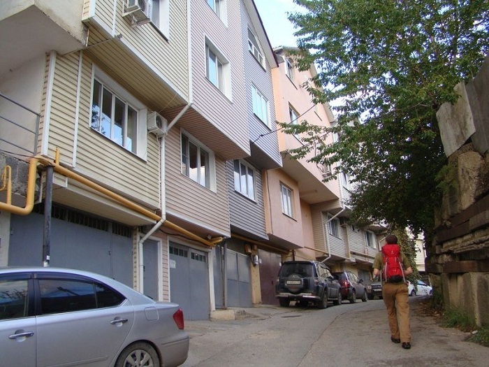 История обычных гаражей в Сочи, которые превратись в доходные многоэтажные дома