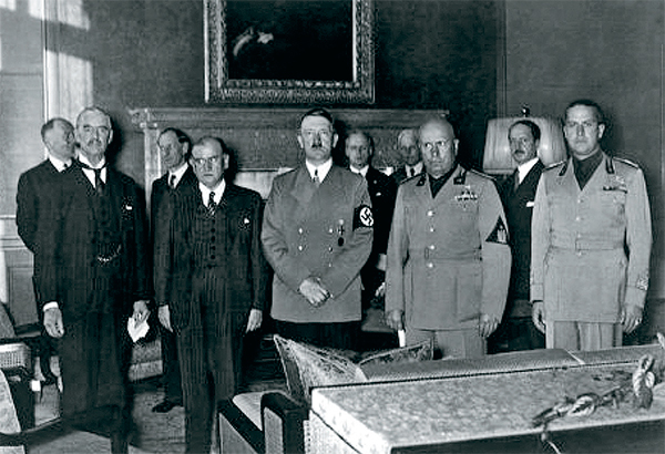 После подписания Мюнхенского соглашения. Слева направо: Чемберлен, Даладье, Гитлер, Муссолини 66-03.jpg 