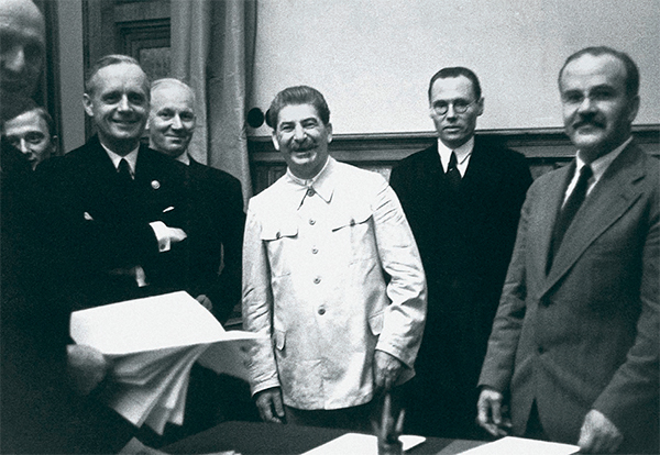 После подписания Договора о ненападении между Германией и Советским Союзом (пакта Молотова— Риббентропа). Слева направо: Риббентроп, Сталин, Молотов 66-04.jpg 