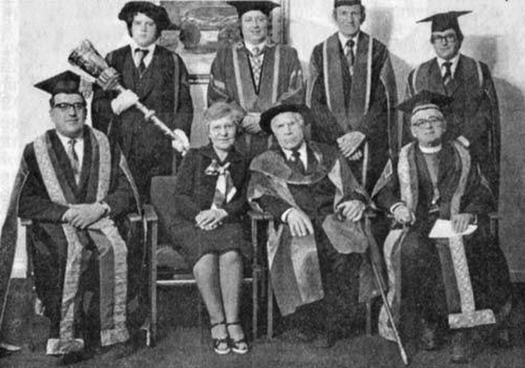 Во время вручения докторского диплома в Салфордском университете. Англия, 1977 г.