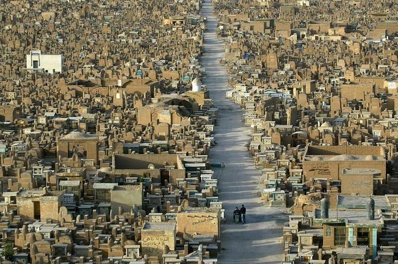 «Долина мира» - гигантское исламское кладбище