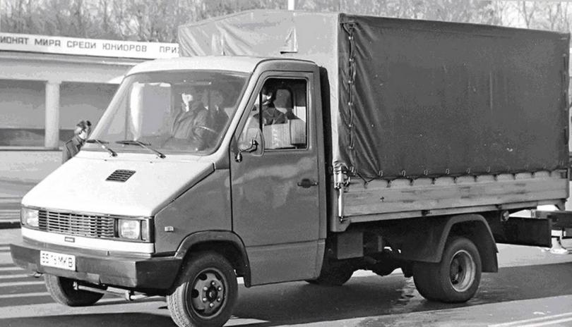 Модернизированный грузовичок НАМИ-3305 с продвинутыми вперед передними колесами