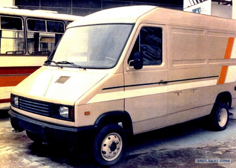 Выставочные фургоны УАЗ-НАМИ с простейшими украшениями кузова