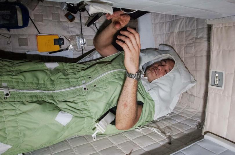 Как спят космонавты?