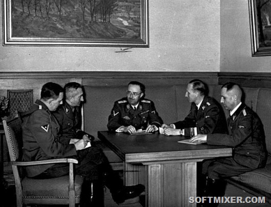 Bundesarchiv_Bild_183-R98680,_Besprechung_Himmler_mit_Müller,_Heydrich,_Nebe,_Huber