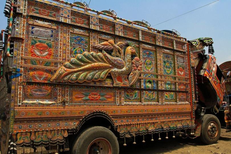 Грузовики-музеи на дорогах Пакистана