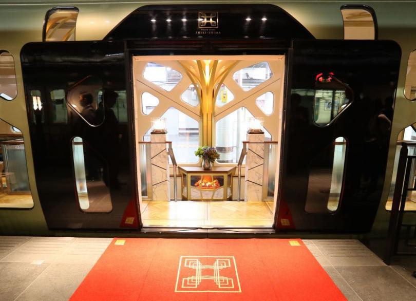 В Японии запустили новый поезд-люкс с двухэтажными купе и панорамными окнами