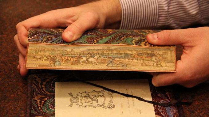 Что скрывают картины на обрезах старинных книг?
