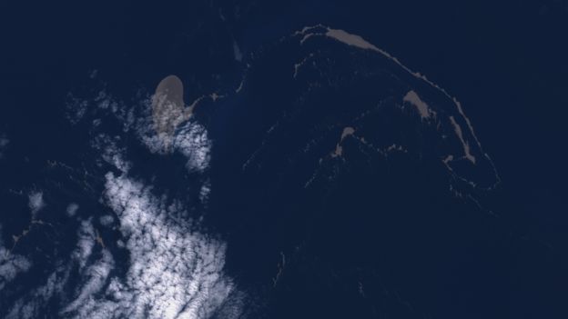 Вот как выгдял «остров» пемзы со спутника 21 августа