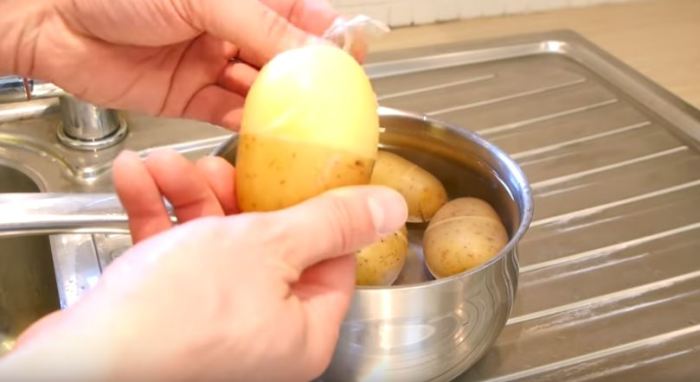 Чистим картошку. /Фото: youtube.com.