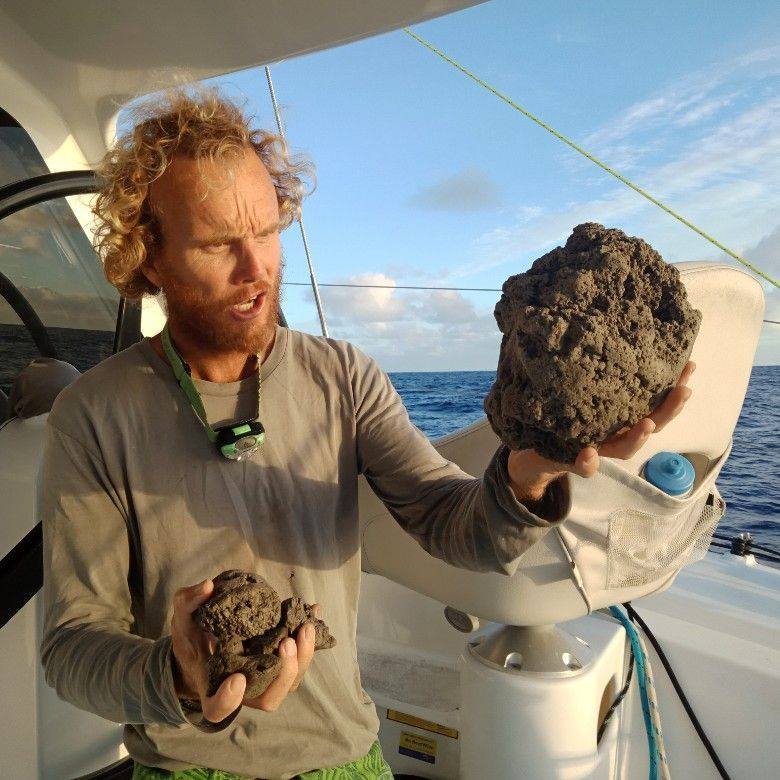 Гигантский "остров" из пемзы обнаружен в Тихом океане