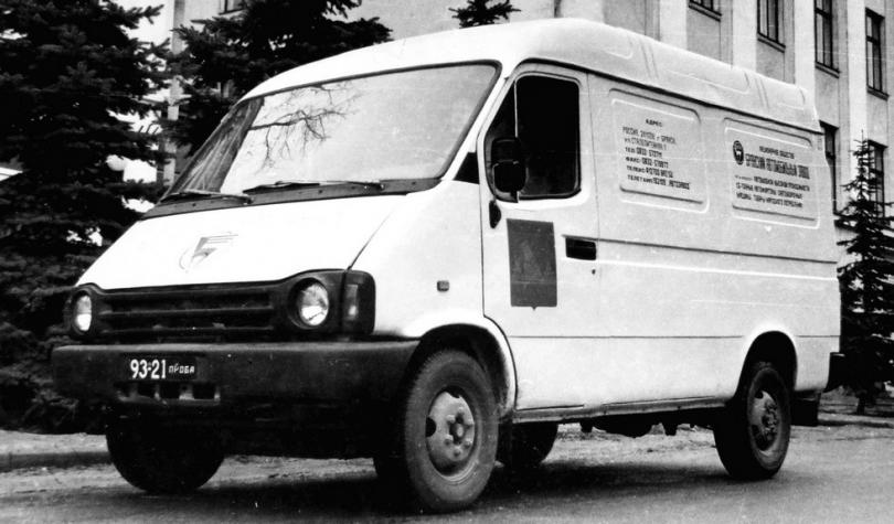 Доработанный односкатный фургон БАЗ-3782Д с высоким кузовом. 1994 год