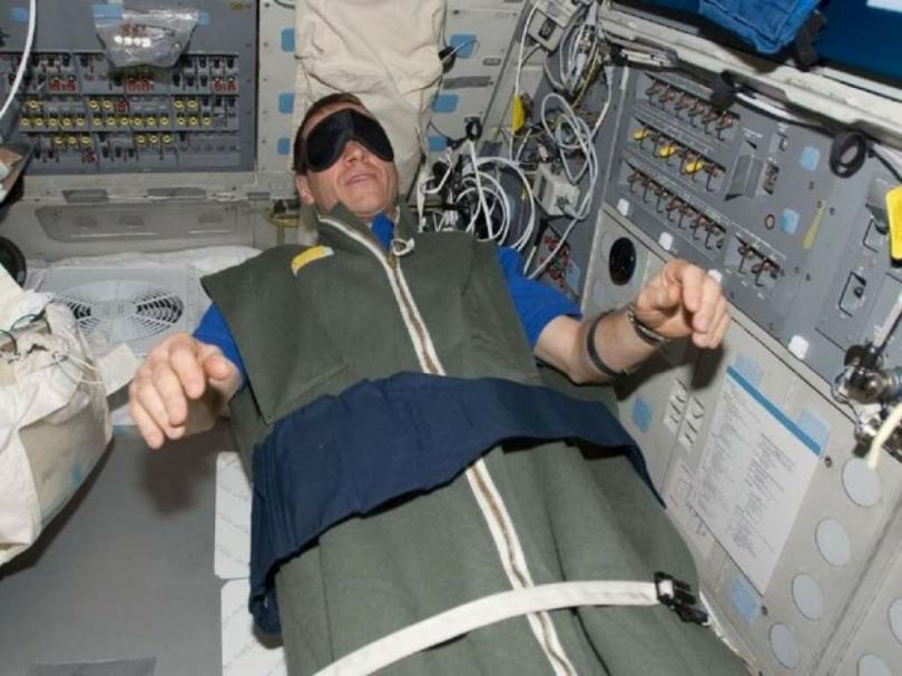Как спят космонавты?