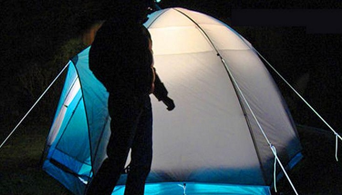Чтобы не спотыкаться ночью через веревки и колышки палатки, лучше приобрести светящуюся веревку («Handy Glow In The Dark»). | Фото: odditymall.com.