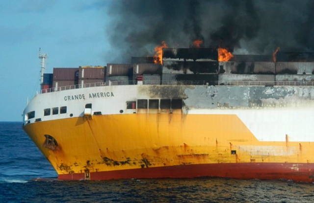 У побережья Франции загорелось и затонуло судно Grande America, перевозившее 2000 автомобилей (15 фото)