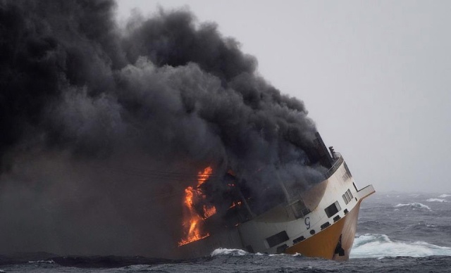 У побережья Франции загорелось и затонуло судно Grande America, перевозившее 2000 автомобилей (15 фото)