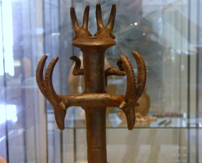 Один таинственных и очень ценных артефактов: скипетр с головами животных на рукоятке. /Фото:ancientpages.com