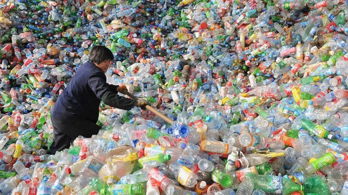 Перед тем, как выбросить бутылку, японцы очищают ее от загрязнения / Фото: future.vedomosti.ru