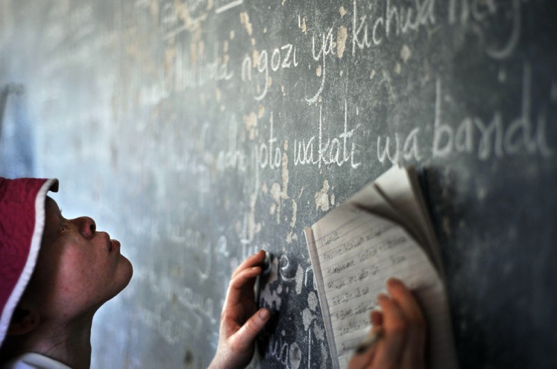10) Девочка-подросток переписывает примеры с доски в классе начальной школы для слепых в Митиндо 28 января 2009 года в Танзании. (TONY KARUMBA/AFP/Getty Images)