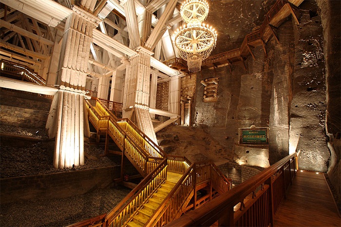 Удивительная лестница встречает посетителей подземного города.