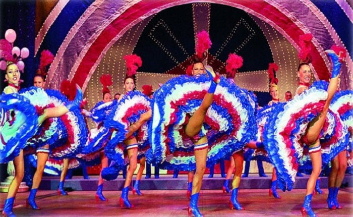 Теперь канкан танцуют в таких нарядах (Moulin Rouge, Париж). | Фото: directmap.club.