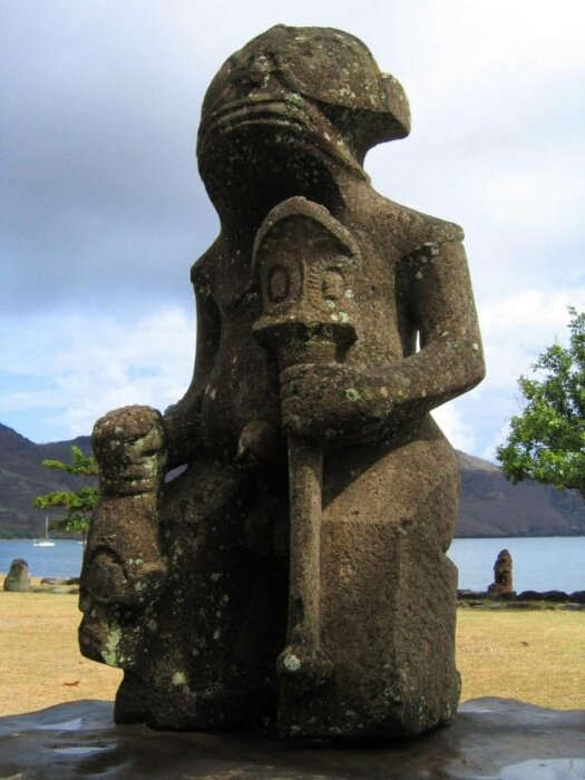 Тики – одна из древних каменных скульптур, рядом с которой располагалась культовая платформа для жертвоприношений (Нуку-Хива, Французская Полинезия). | Фото: crepanelmuro.blogspot.com.