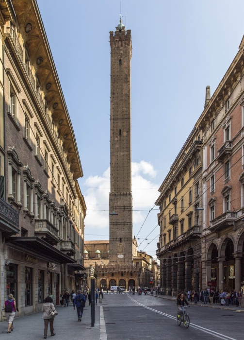 Основная достопримечательность Болоньи – «падающая» башня Asinelli, высота которой достигает 97 метров. | Фото: amusingplanet.com.