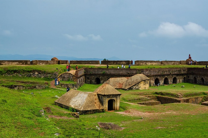 Особо ценные помещения и казармы покрывались «зелеными» крышами, спасающими от жары (Manjarabad Fort, Индия). | Фото: myholidayhappiness.com.
