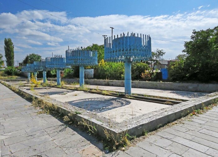 В Гюмри есть еще один фонтан работы Артура Тарханяна, он, к сожалению, так же бездействует (Армения). | Фото: fishki.net.
