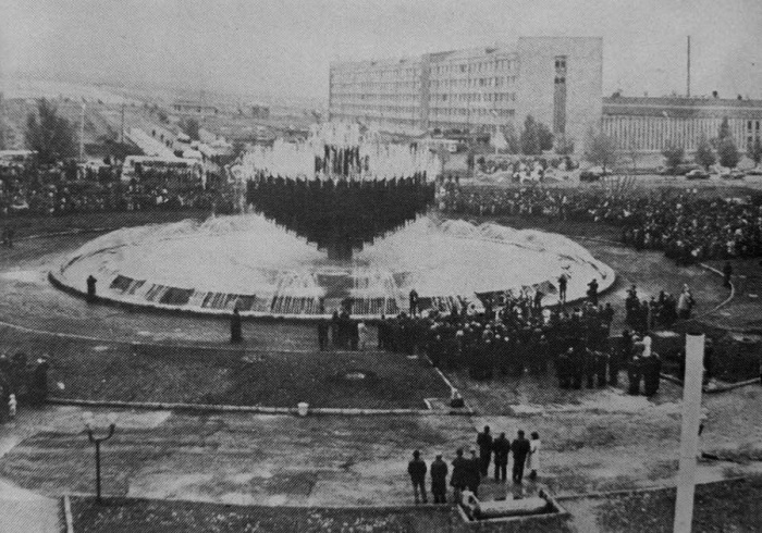Церемония открытия модернистского фонтана «Дружба» (Гюмри, Армения). | Фото: aliqmedia.am.