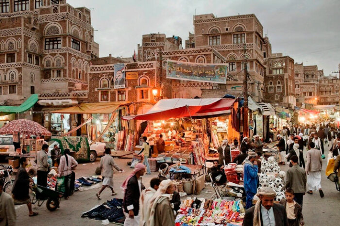 Широкие улицы старинных йеменских городов до сих пор используются как торговые площади. | Фото: dostoprimechatelnosti-m.ru.