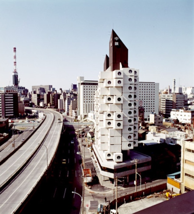 Капсульная башня Накагин – первый в мире пример капсульной архитектуры, построенной для постоянного и практического использования (Токио, Япония). | Фото: archdaily.com.