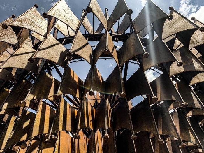 Тысячи металлических «бабочек» устремляются ввысь, образовывая запоминающуюся и говорящую саму за себя конструкцию фонтана (Гюмри, Армения). | Фото: turist-putnik.ru.