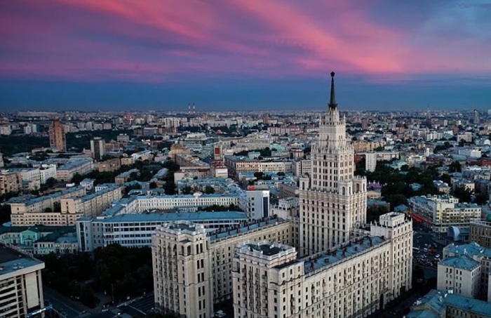 Безумный эксперимент с домом-метро на площади Красных Ворот Архитектура