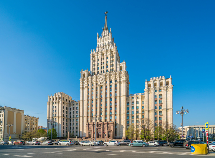 Безумный эксперимент с домом-метро на площади Красных Ворот Архитектура